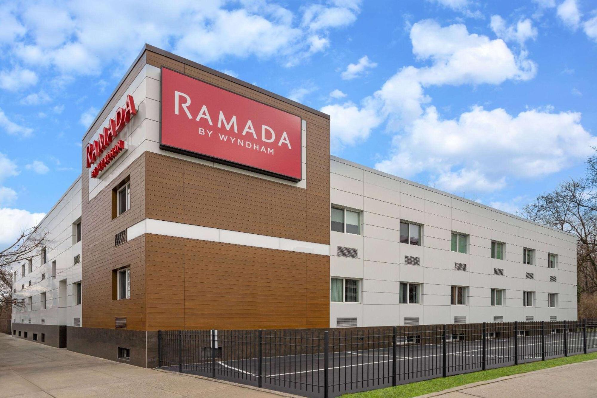 Отель Ramada By Wyndham Bronx Нью-Йорк Экстерьер фото