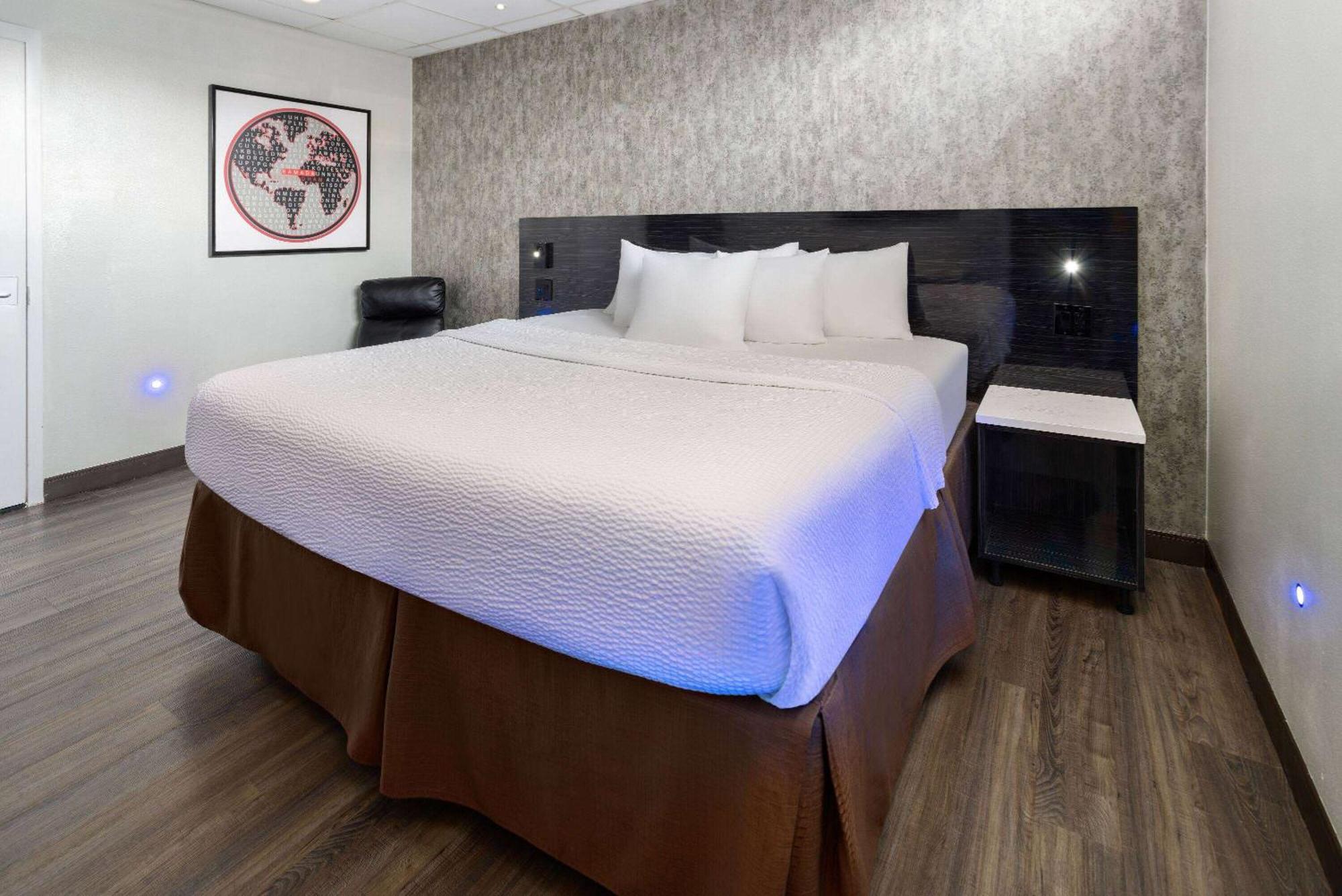 Отель Ramada By Wyndham Bronx Нью-Йорк Экстерьер фото