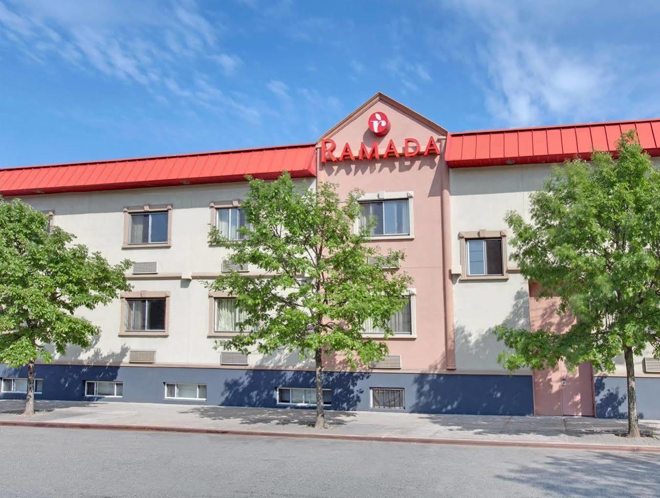 Отель Ramada By Wyndham Bronx Нью-Йорк Экстерьер фото